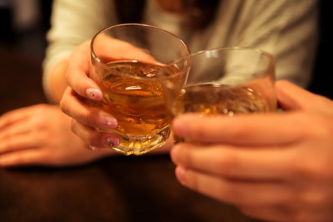 【警告】飲み会で男がオーダーしてはいけないお酒の種類がこれｗｗｗ女性ドン引きｗｗｗ