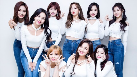 1523014262_TWICE-Heart-Shaker4