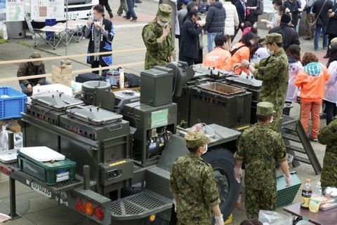 【熊本地震】被災者「自衛隊がご飯を食べているのを見たことがない…」→調べたら衝撃の真実が明らかに…裏で自衛隊は…（画像あり）