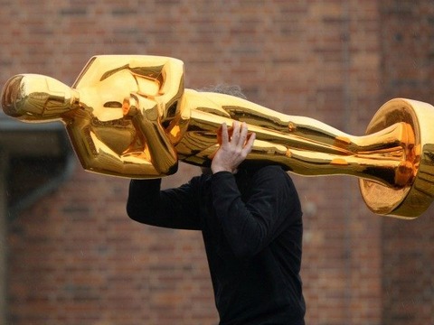worker-carrying-oscars-statue-Getty-640x480