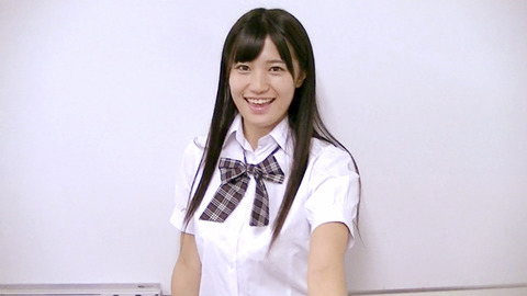 白いカッターシャツを着ている高崎聖子