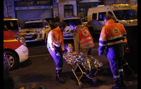 フランス・パリのテロ事件「死んだふり」をして助かった美人女性(22歳)をご覧下さい…【画像・動画あり】