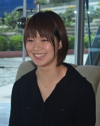 黒い服を着ている木村沙織