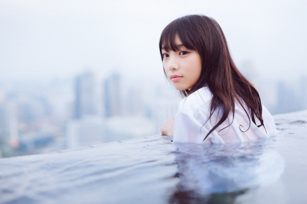 プールでびしょ濡れの与田祐希の画像