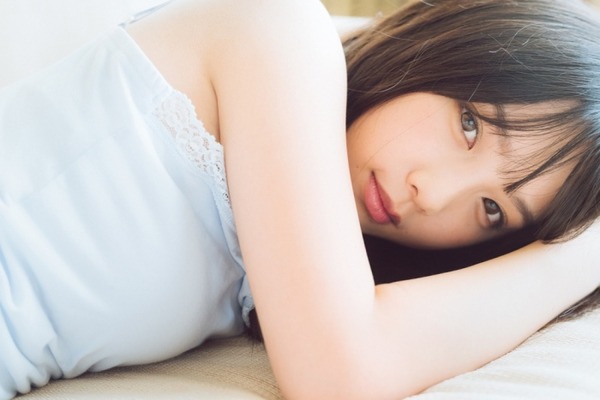 セクシーな表情でこちらを見つめてくる与田祐希の画像