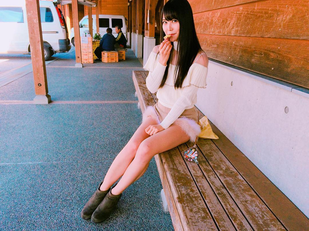 美脚を見せる白間美瑠