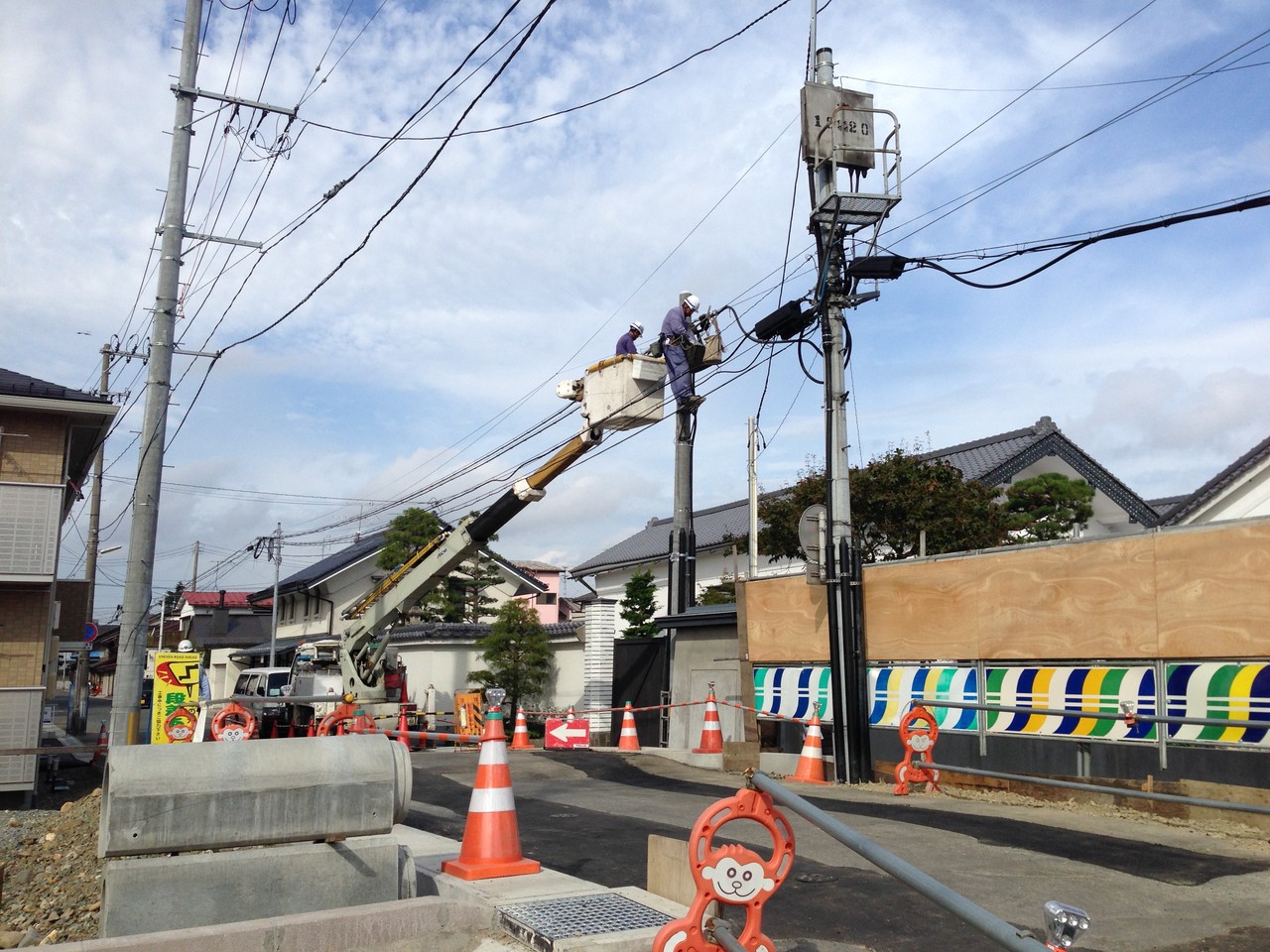 工事状況９１。１０月第一週。東北電力さんとＮＴＴさんの電柱が仲良く旧宅敷地にたちました！！ : 『徳清倉庫』社長の留魂日記