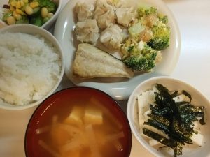 食費節約レシピ1日1人500円以下しゅうまいとエビのサラダ献立