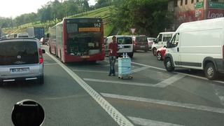 交通渋滞で水を売る人