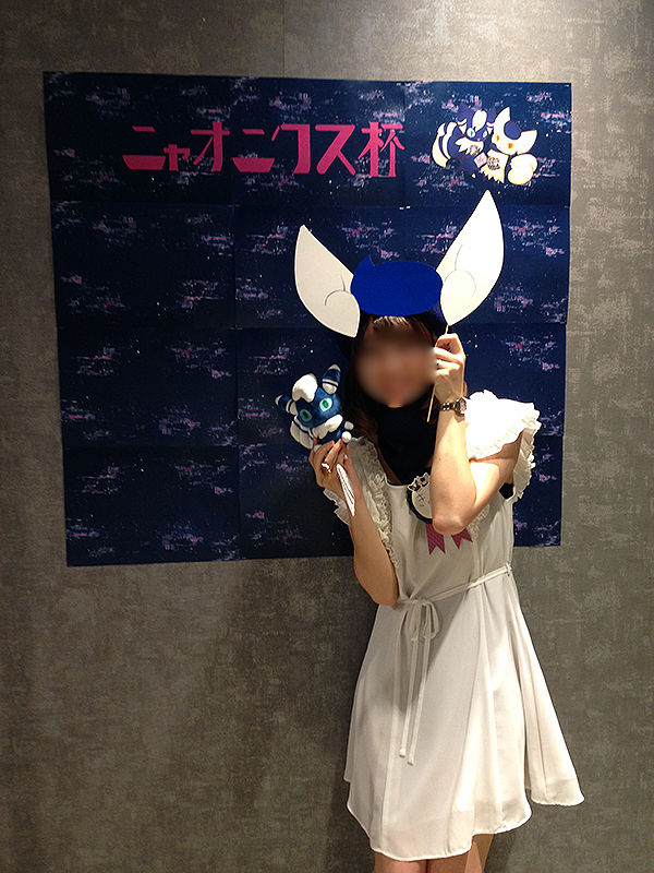ポケモンカード非公認ニャオニクス杯記念撮影コーナーと主催きよねさん(2017年7月)