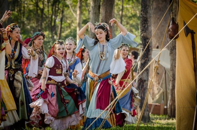 dancers_of_the_shuvani_romani_kumpania