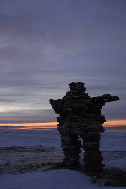 800px-Inukshuk_Sunset_Kuujjuaraapik_January