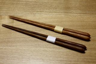 Chopsticks_bound_together_indicating_new_hygenic