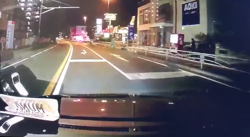 【ドラレコ動画】イヤフォン信号無視のダブルコンボで横断した女さん、轢かれそうになる 轢きそうになった男わめく