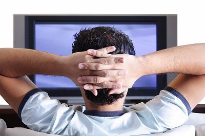 s_man-watching-tv