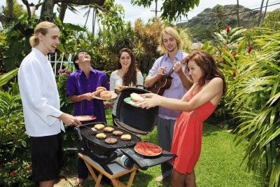 野外でBBQ外人さん