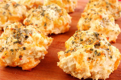 cheddar-garlic-biscuits2_s