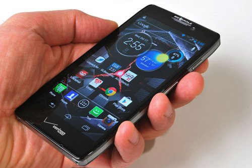 small_mot-razr-in-hand