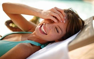 sgirl_laughing_by_pool