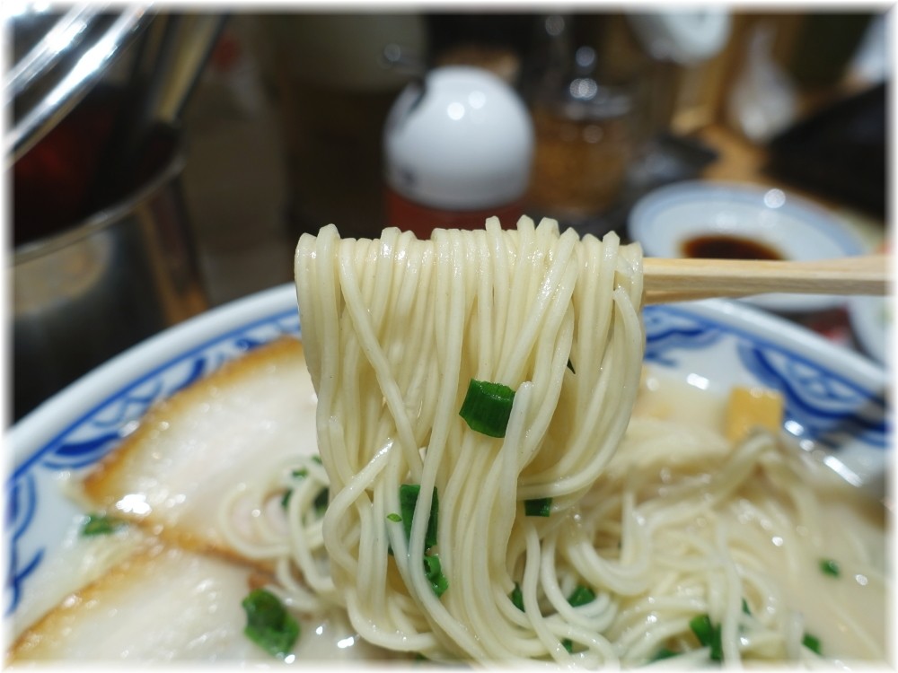 博多らーめん食堂由丸2 とんこつ塩らーめんの麺