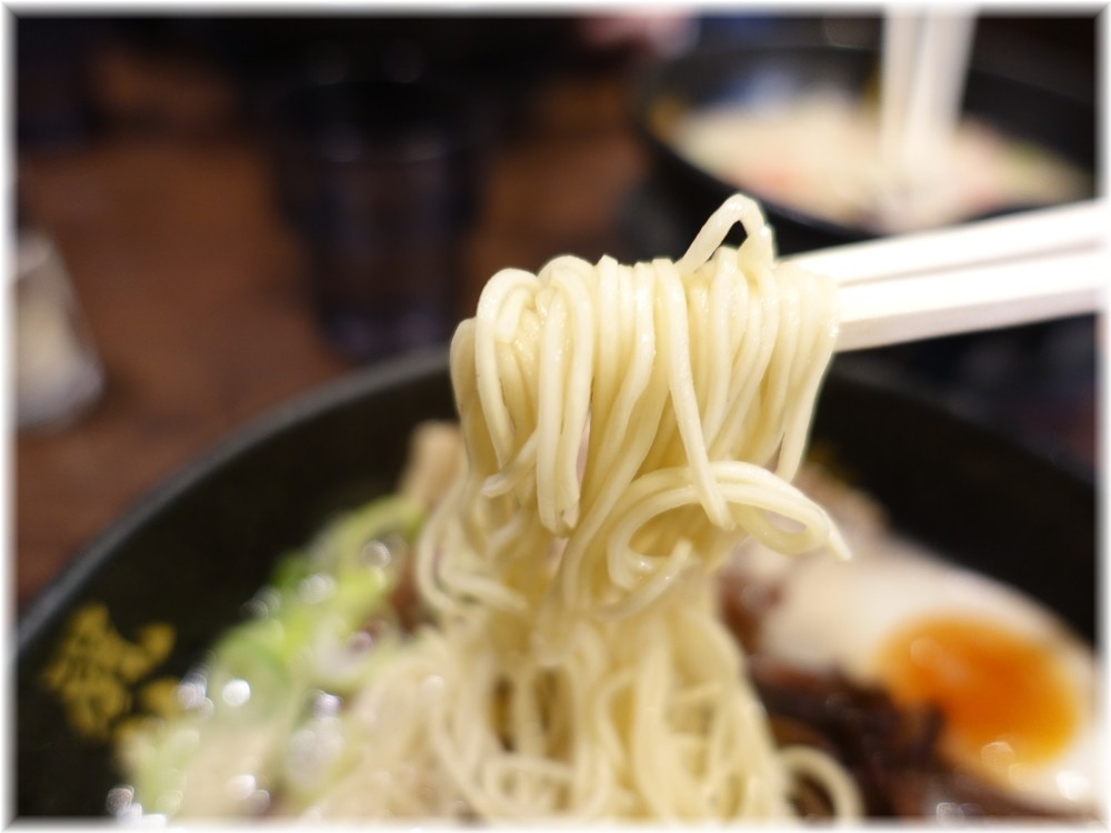 博多風龍大宮東口駅前店 半熟玉子&ねぎラーメンの麺
