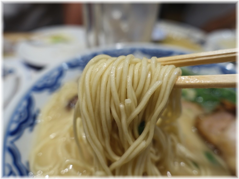 博多らーめん食堂由丸 博多らーめんの麺