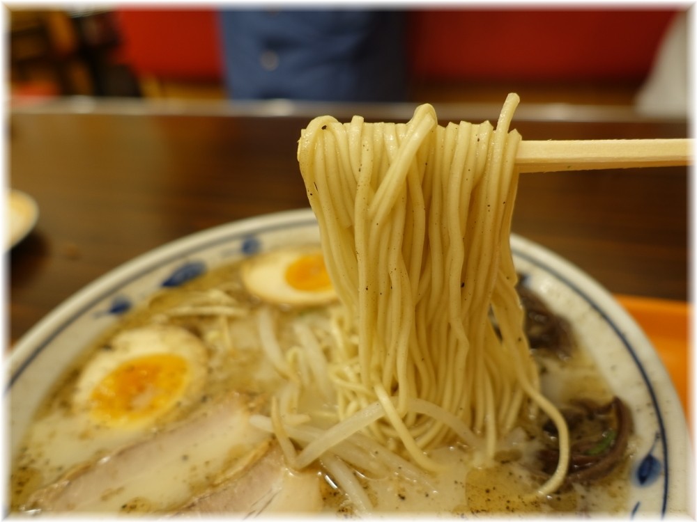ニューあかり 味玉ラーメンの麺