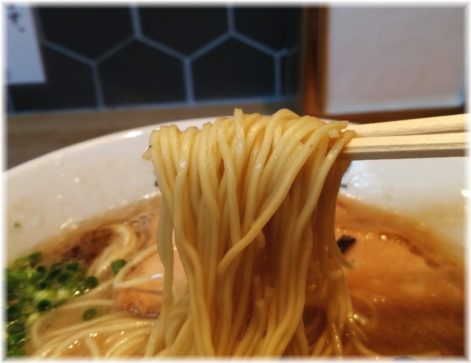豚骨麺あの小宮 らーめんの麺