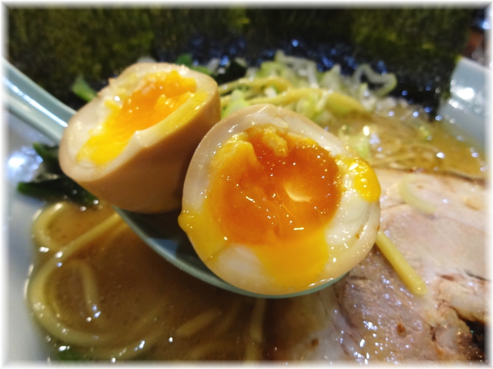 鶴一家 家系豚骨ラーメンの味玉