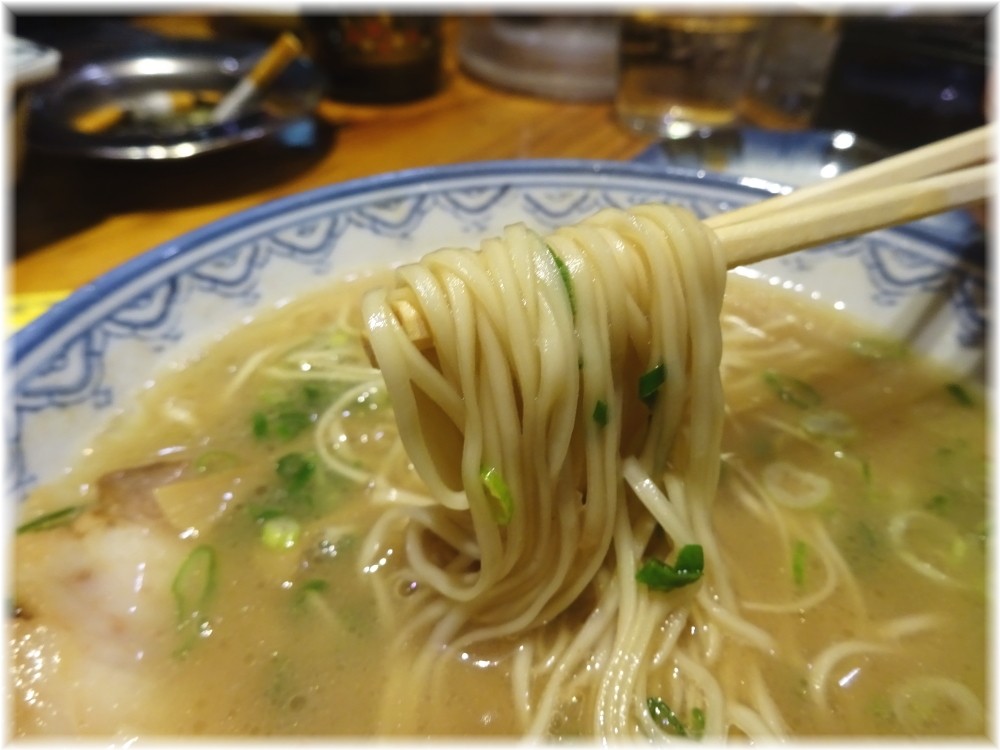 赤のれん節ちゃんラーメン(移転後) ラーメンの麺