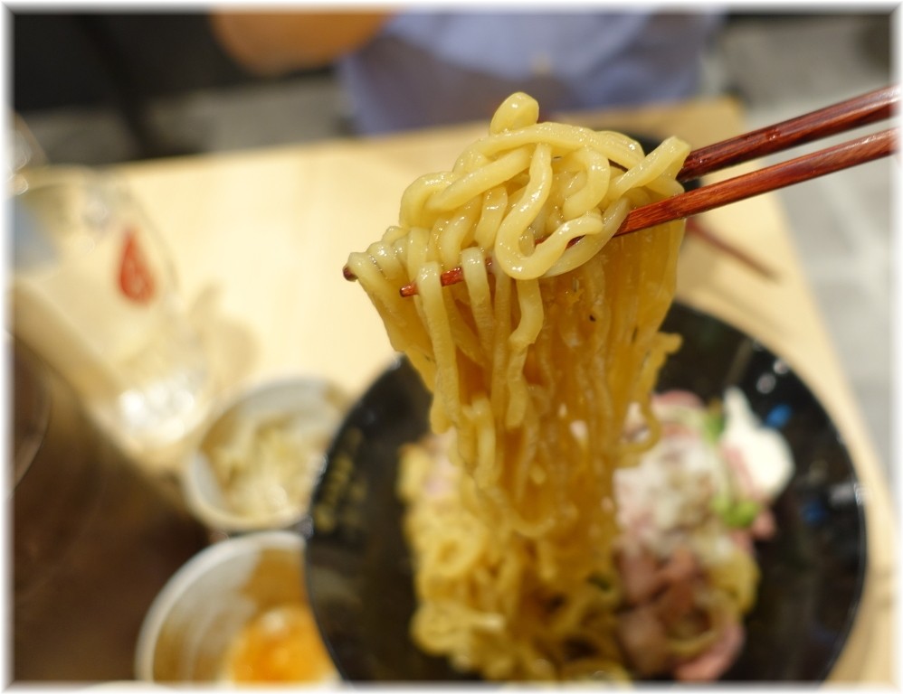 ビースト新橋店 ローストビーフ油そばの麺