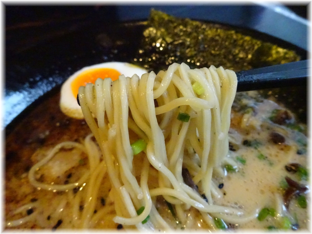 麺屋黒田 ラーメン黒の麺