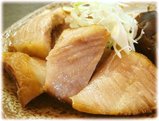 風来居 ぶつ切りとろ肉のアップ
