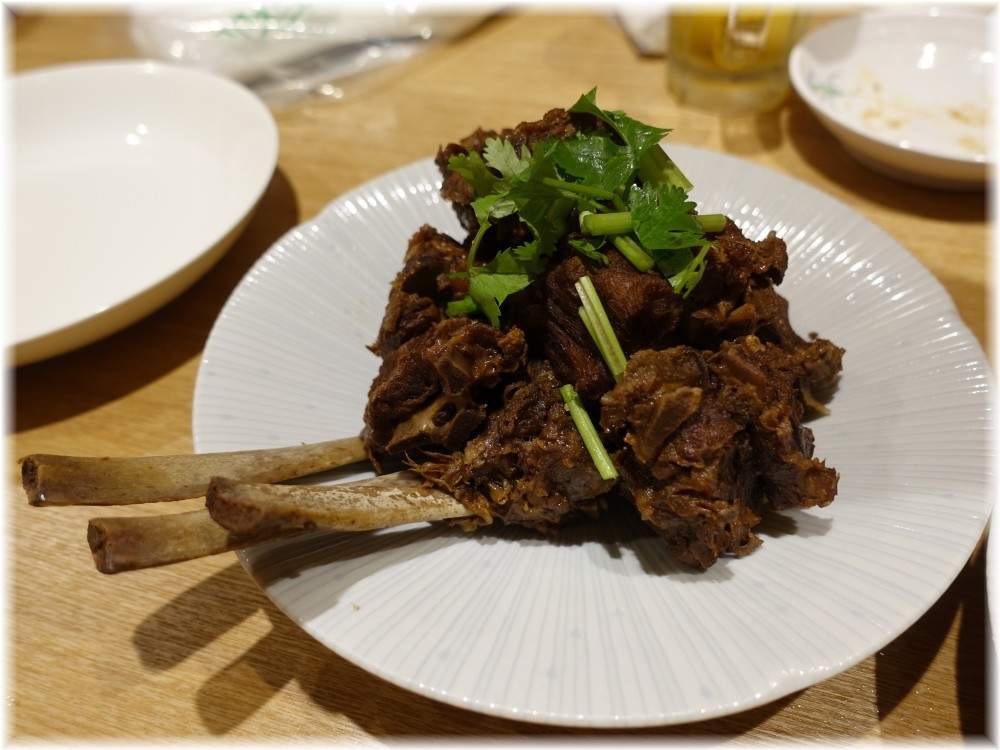 辰池袋南口店 骨が付いてるラム骨醤油煮仕込み