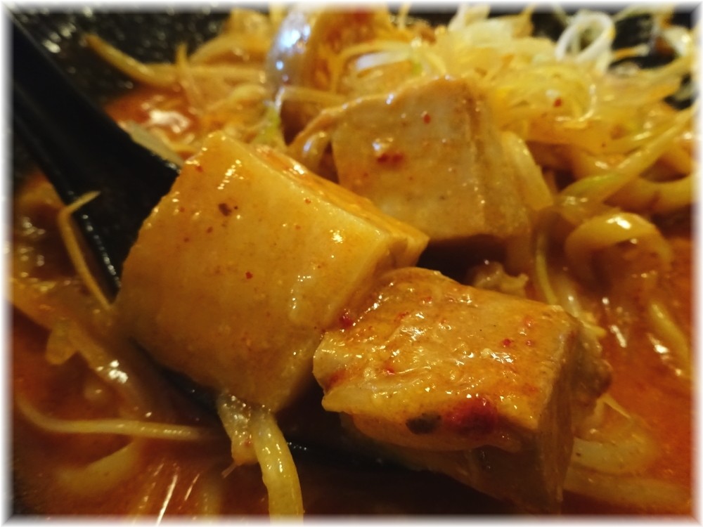 大塚屋(旧くるり) 辛味噌ラーメン+味玉のチャーシュー