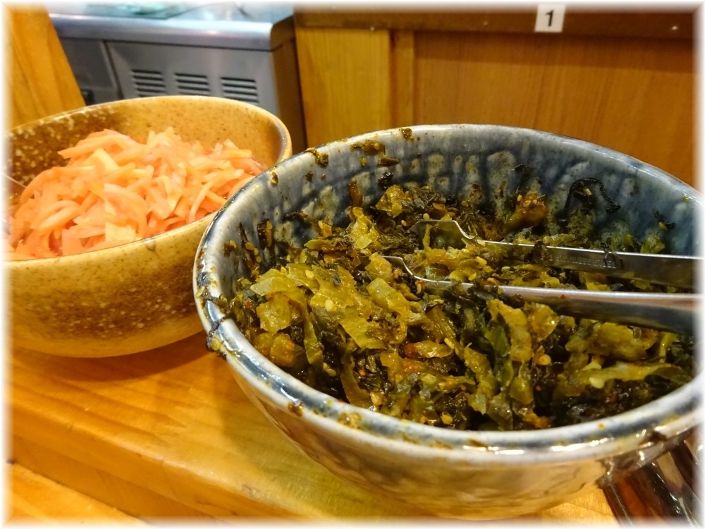博多ラーメンセンター 卓上の辛子高菜と紅生姜