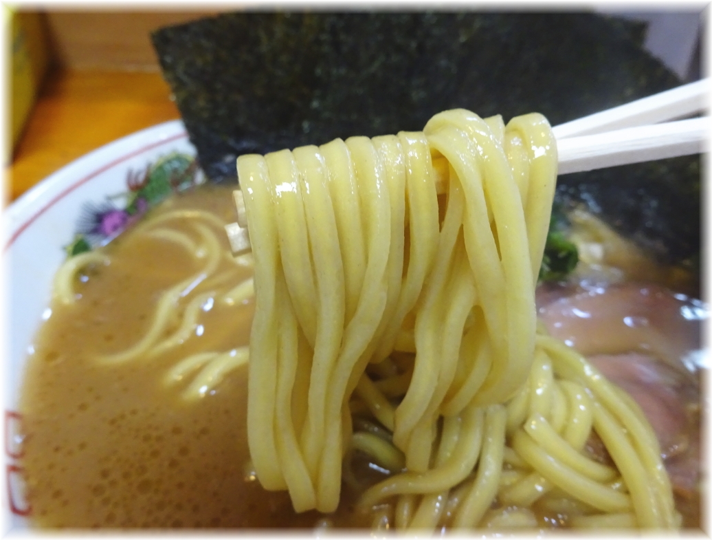 麺家一族 ラーメン(並)の麺