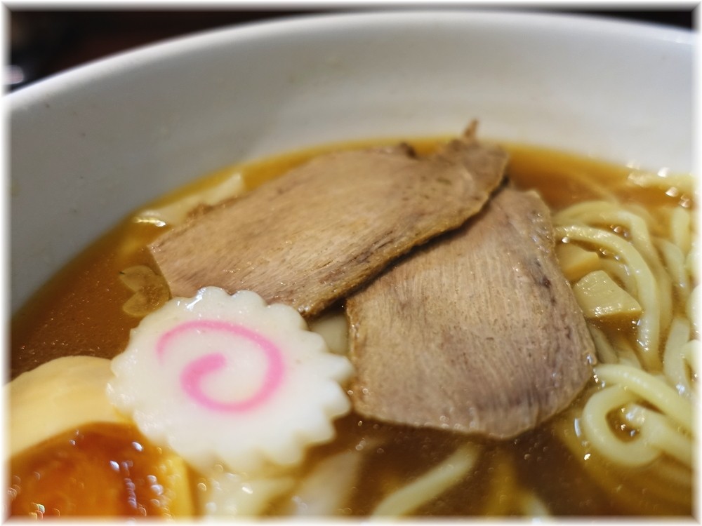 金魚 ワンタンメンに煮玉子のチャーシュー