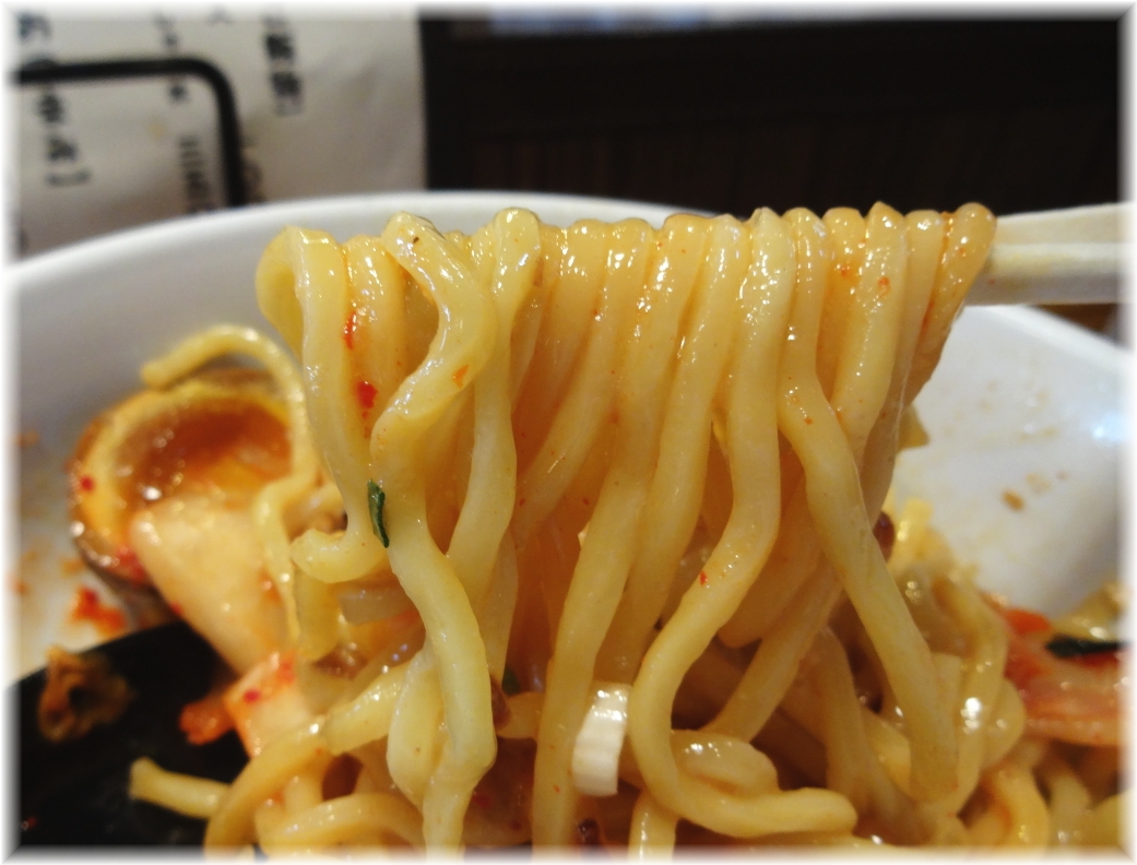 辛しや 納豆キムチあぶらめんの麺
