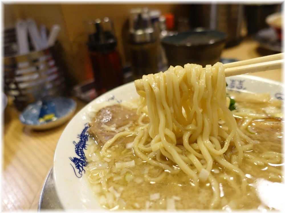 流。 アブラ煮干そば(並)の麺