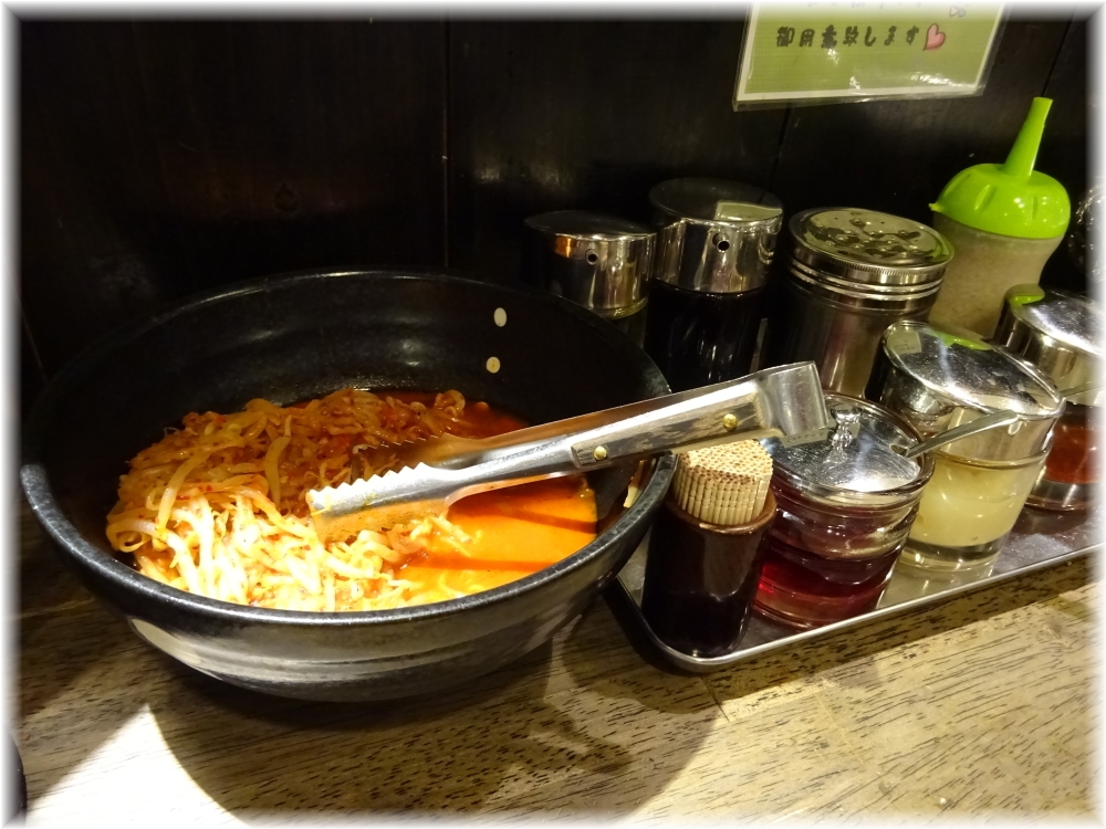 麻布ラーメン慶應三田店 卓上の調味料