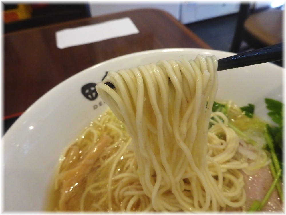 田家ふくふく 煮干塩そばの麺