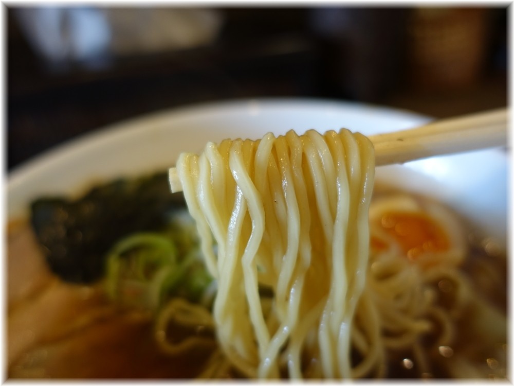栄龍軒 らー麺ぜいたくの麺