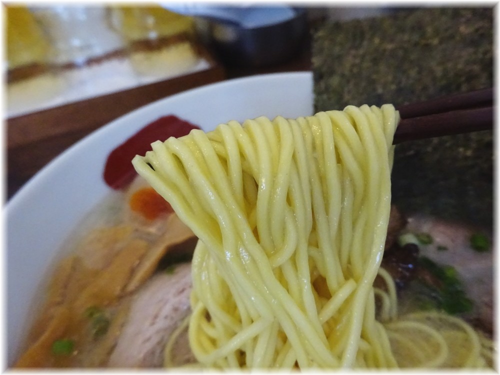麺屋三四郎 味玉SIo豚骨の麺