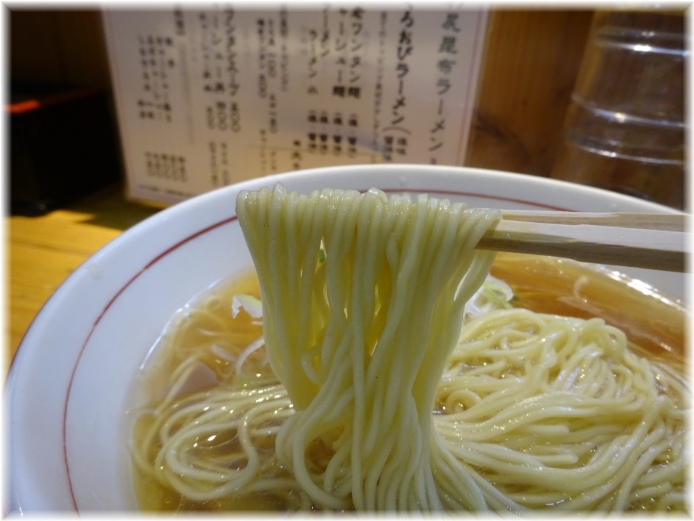 くろおび ラーメン(醤油)の麺
