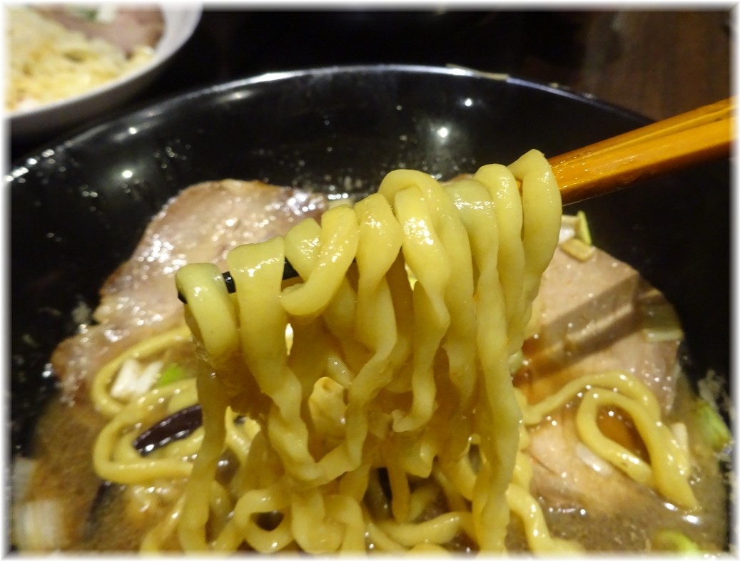 魚露温麺凪 魚露温麺の手もみ麺