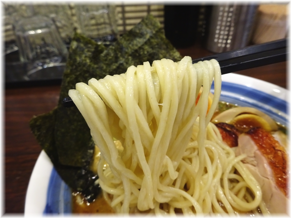 和屋製麺所 特製鶏そばの麺
