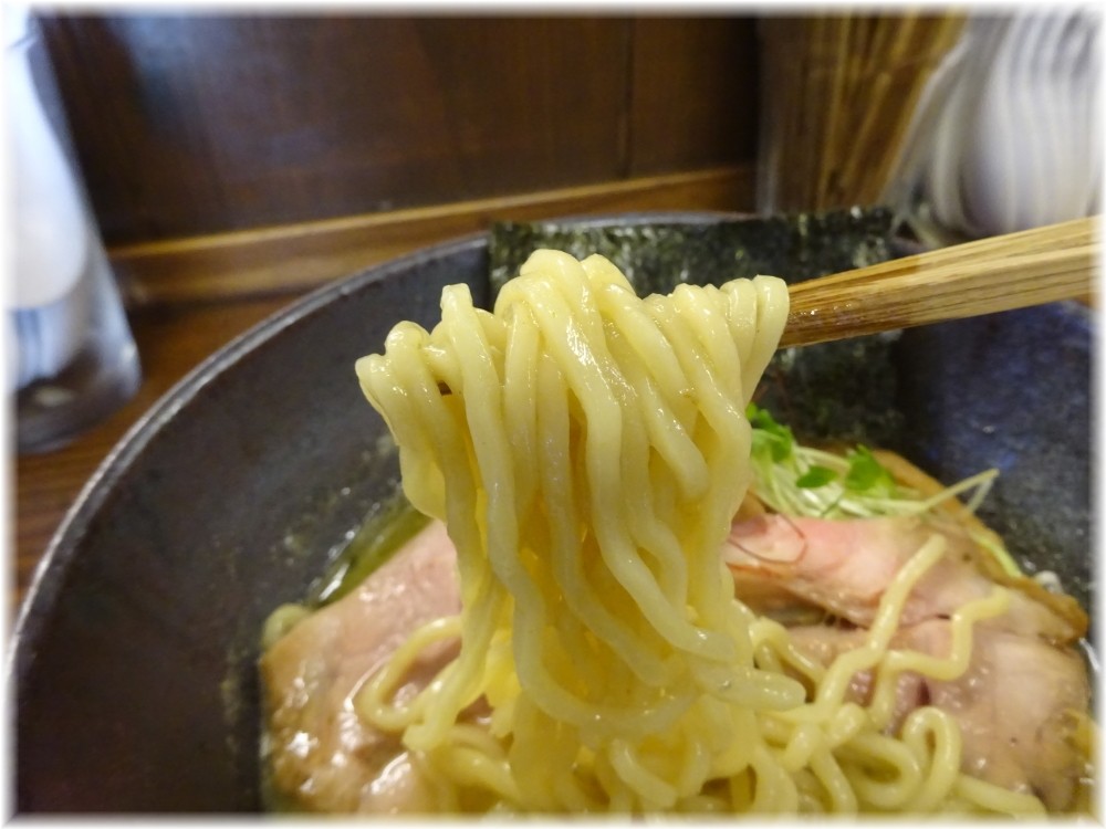 貝ダシ屋 濃厚牡蠣ソバの麺