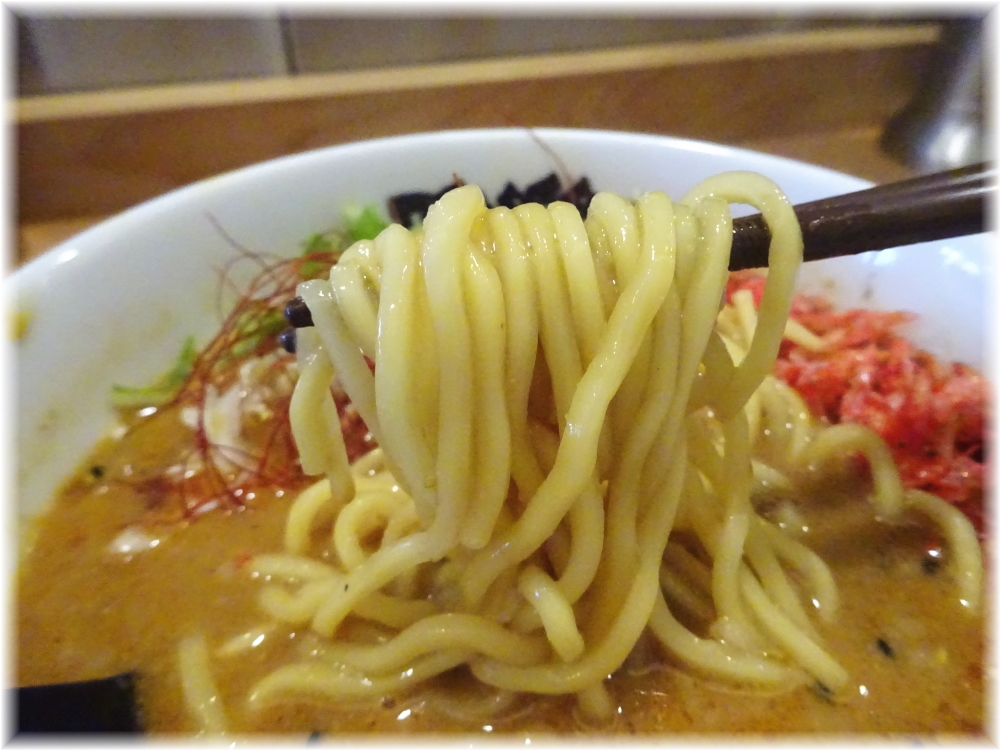 雅楽4 濃厚ごま味噌担々麺の麺