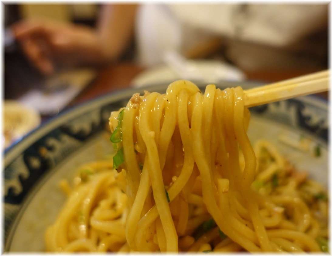 晴々飯店 リアル担々麺の麺